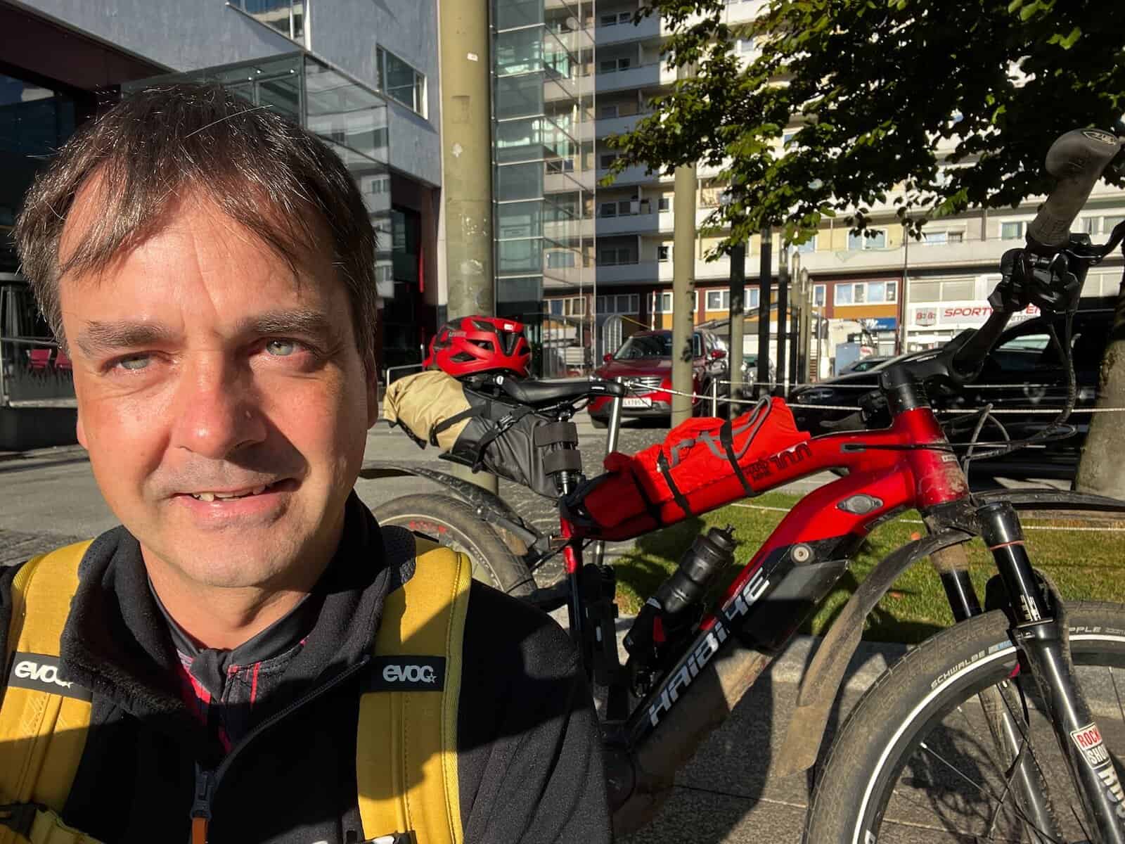 Gasse in Golling mit traditionellen Häusern und Bergblick im Hintergrund