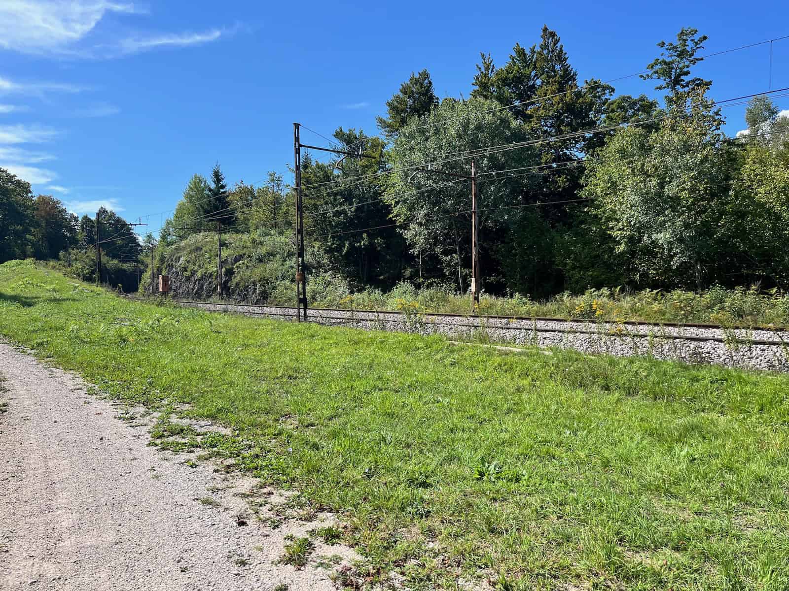 #44_Kroatien 1P2Quer - 3 von 3 Aussichtspunkt mit Blick über Hügel und Wälder in Slowenien