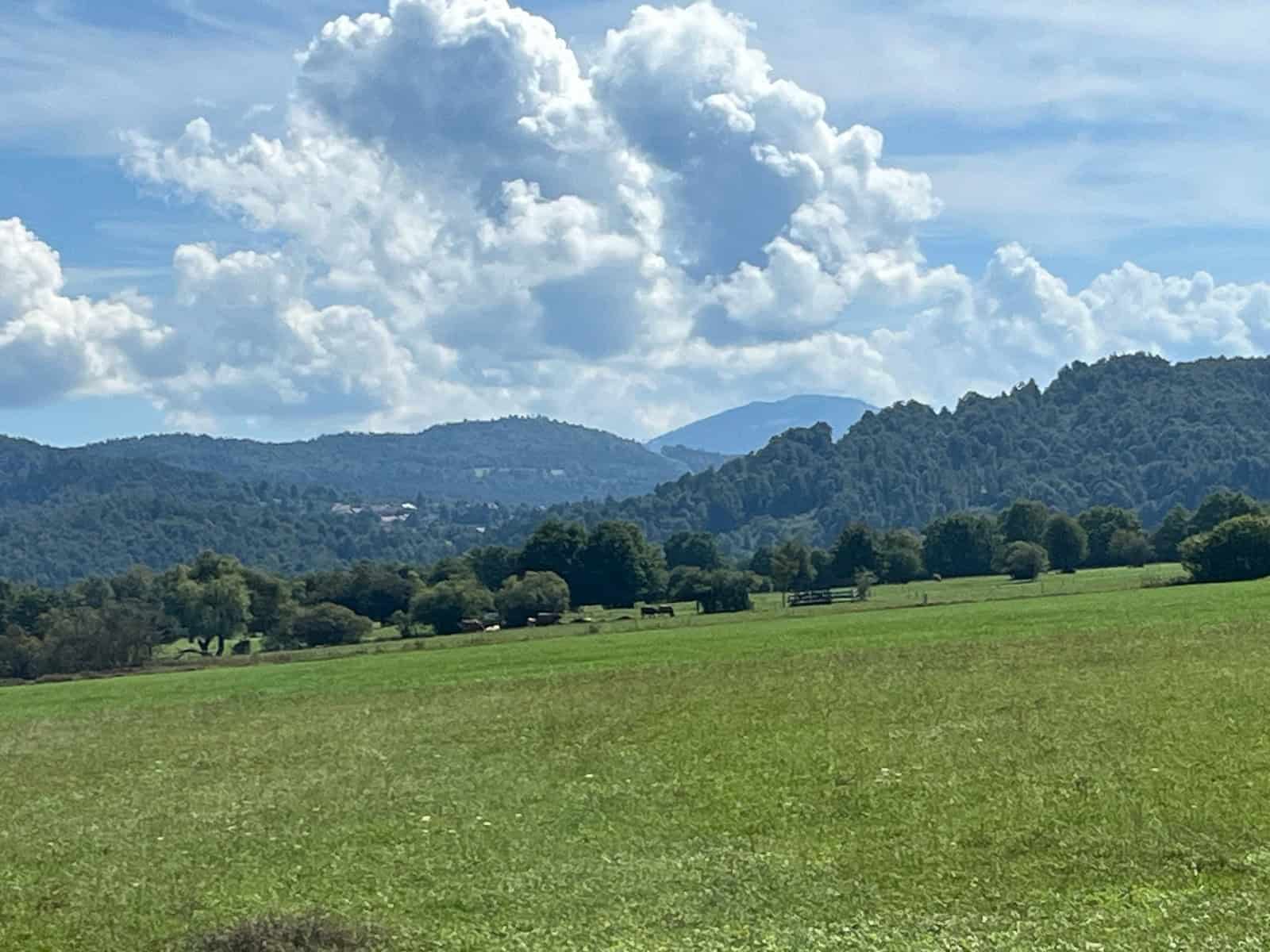#44_Kroatien 2Quer1P - 1 von 3 Dorf mit Bergen im Hintergrund kurz vor dem Grenzgebiet