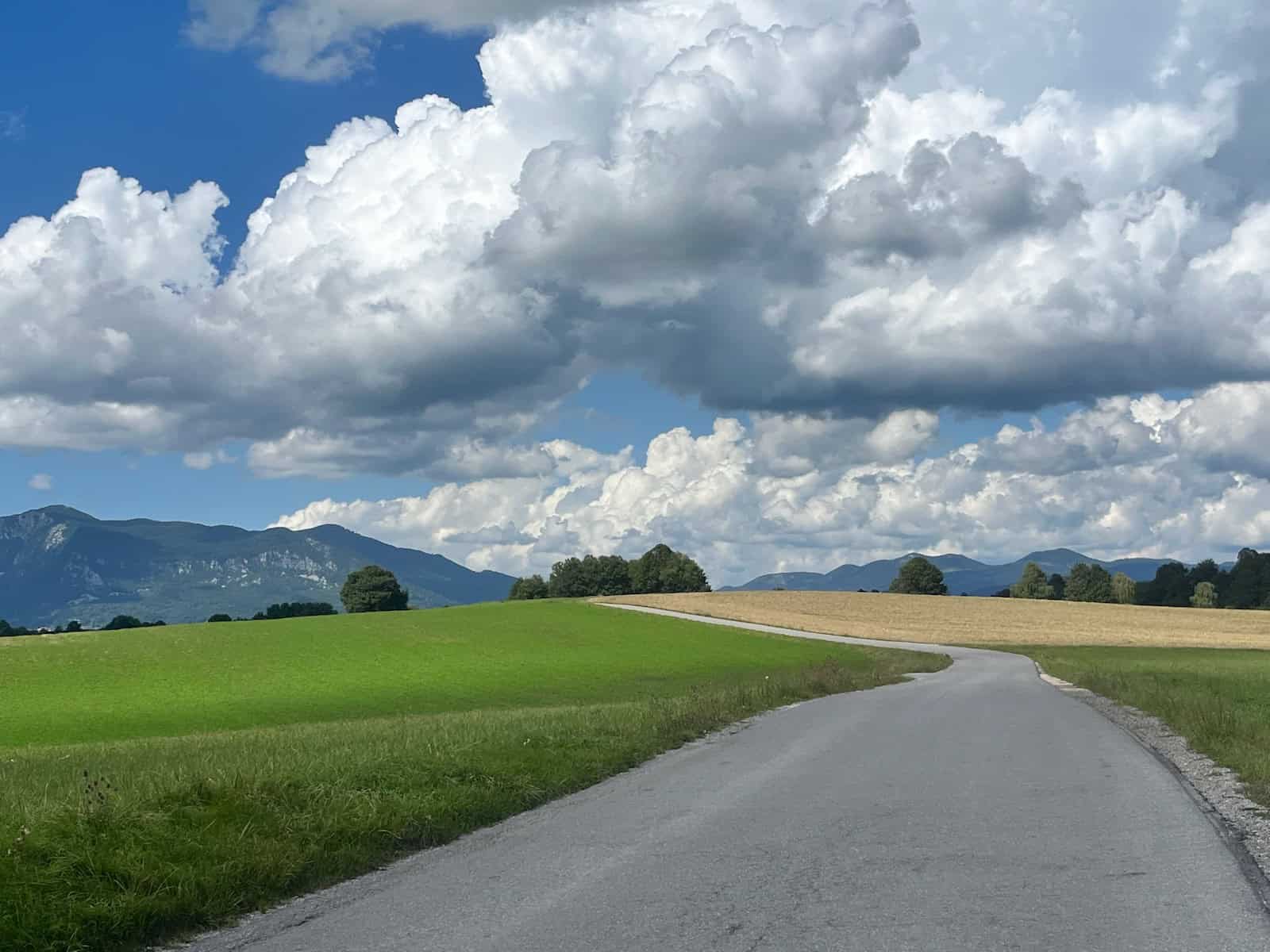 #44_Kroatien 2Quer1P - 2 von 3 Alter Grenzstein Slowenien–Italien am Übergang nach Italien