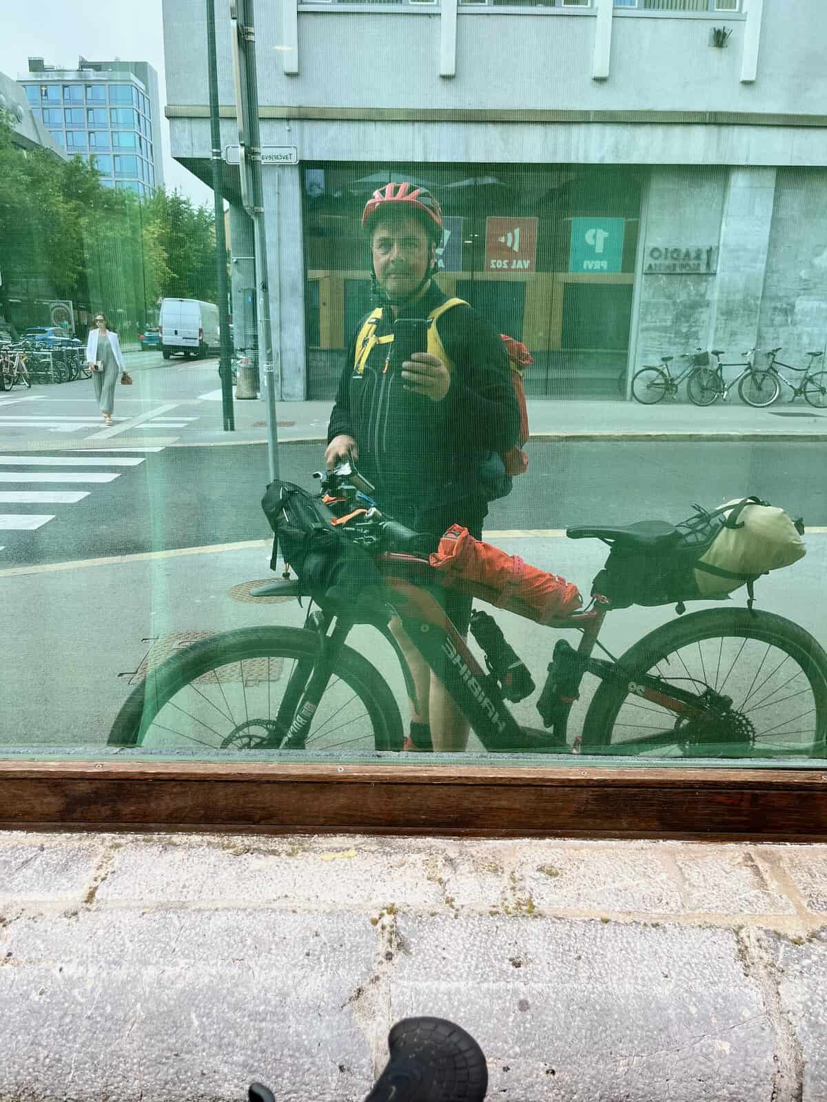 #44_Kroatien Inhalt Tag 3 Spiegelbild eines Radfahrers mit Gepäck am Morgen von Tag 3 der Radreise nach Kroatien