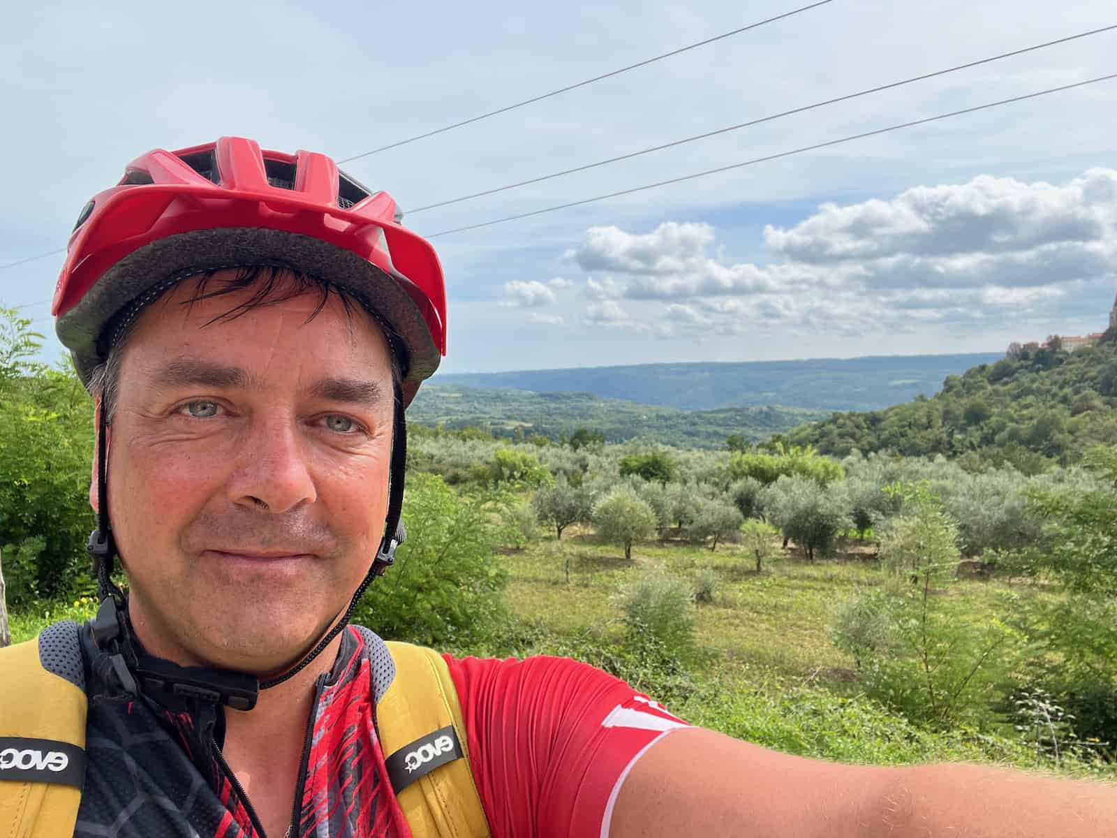Radfahrer-Selfie mit Helm auf der Parenzana zwischen Buje und Buzet
