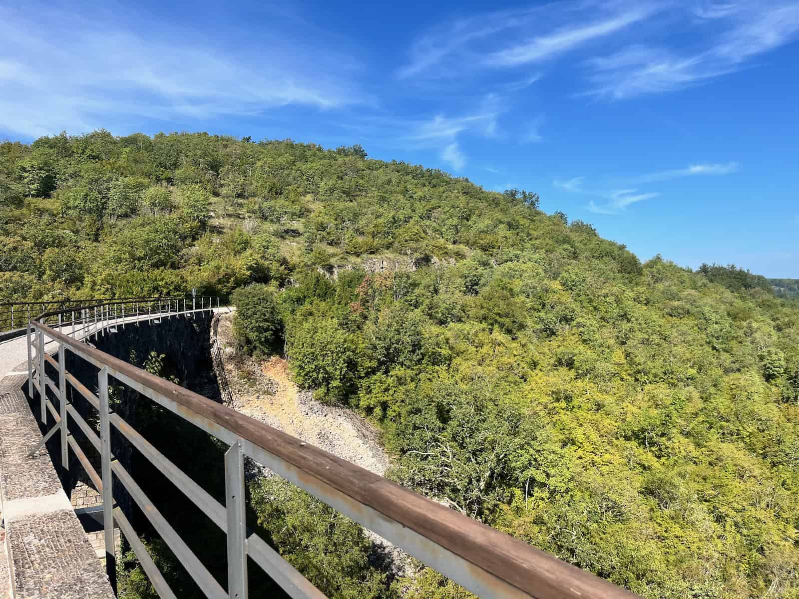 Alter Viadukt der Parenzana tief eingebettet in die Natur Istriens