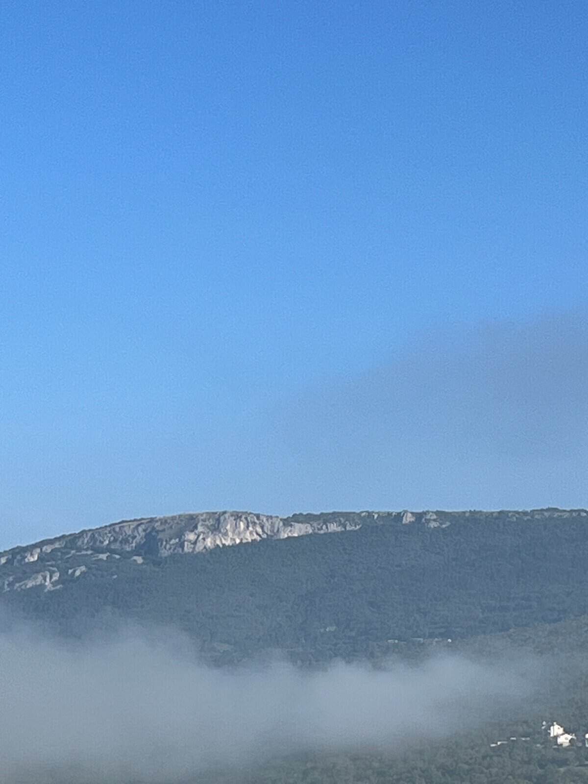 Blick auf Buzet hoch oben in Istrien vor dem Start auf die Parenzana